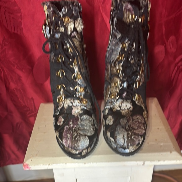 Chic Floral Lace-Up Heels with Gold Accents - Picture 3 of 5